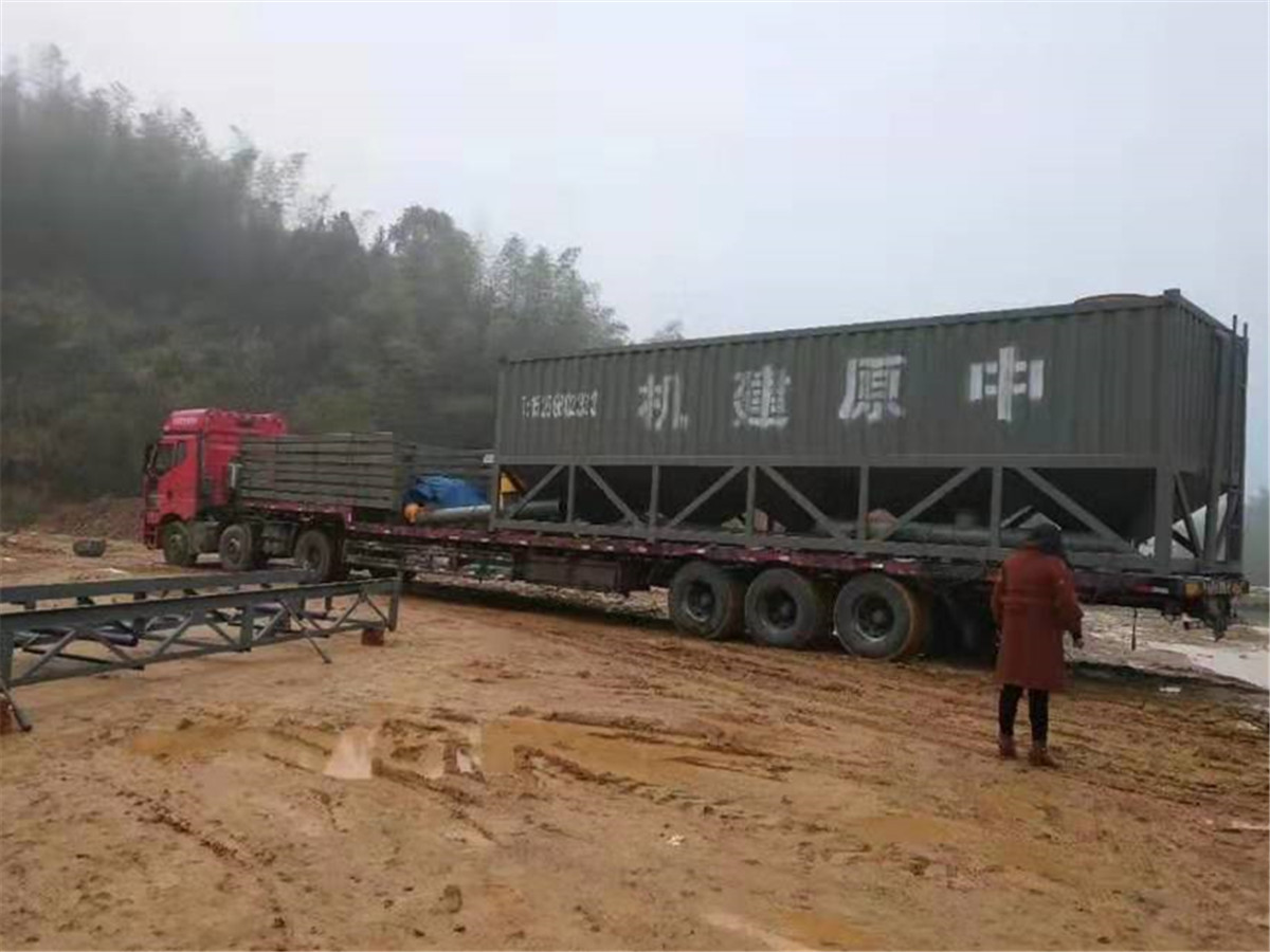 中原機(jī)器JZC3000混凝土攪拌站抵達(dá)客戶工地現(xiàn)場(chǎng)