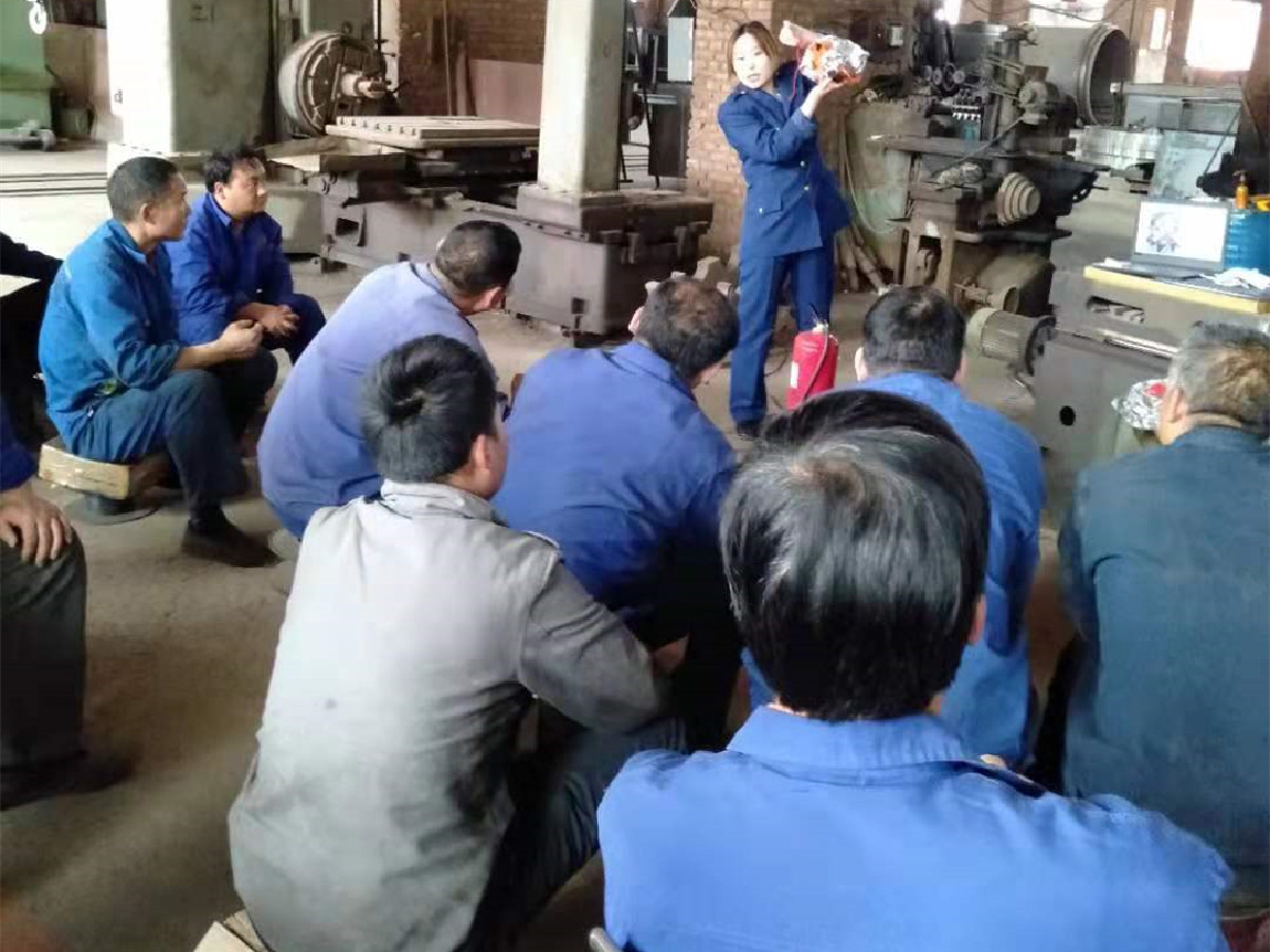全民關(guān)注消防，生命安全至上——企業(yè)組織員工進(jìn)行消防安全培訓(xùn)
