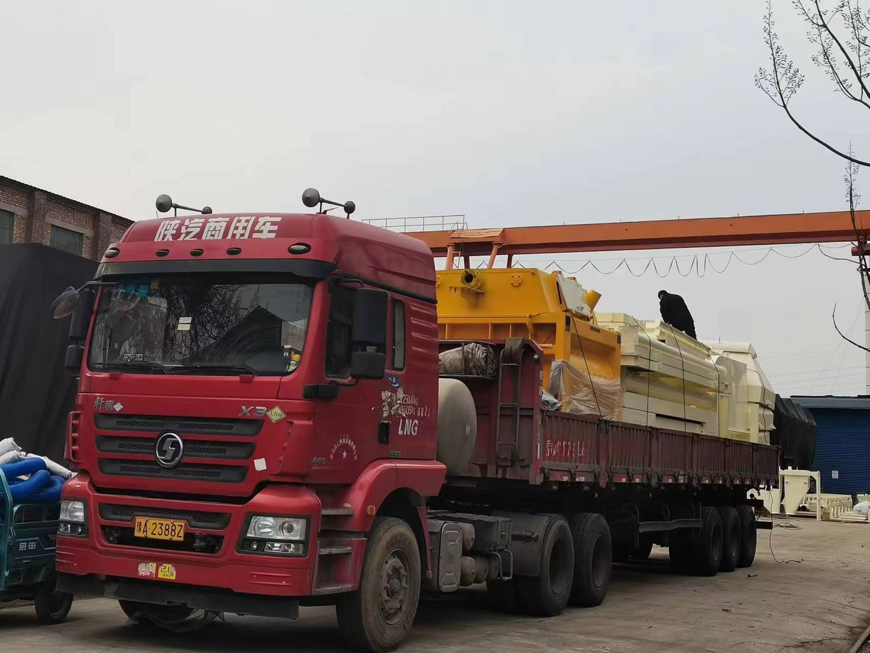 雙線HZS120混凝土攪拌站裝車(chē)發(fā)往四川